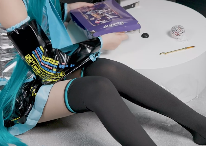 眠姬与眠机 穿着 MIKU Cosplay 的 开箱视频 1V183M百度盘