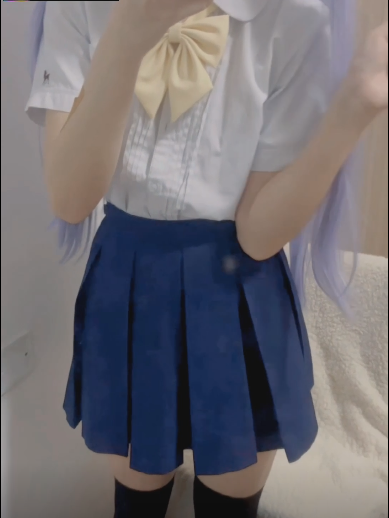 黑色学生棉袜 蓝色百褶裙 真空裙底下的无毛嫩逼 对镜展示1V383M百度盘