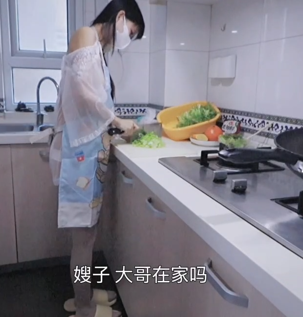 反差cos少女-Tame凛-新 和怀孕的嫂子一起“做饭”（1V,1.22G）