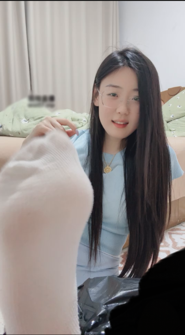 玩物直播夏主-20250327 红绿灯：口水沐浴瑜伽裤诱惑白运动鞋【1V】【667MB百度云】