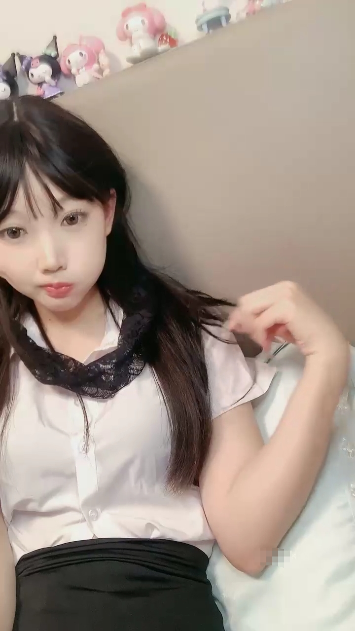 no.885 娇小可爱！露脸的超粉可爱萝莉【闻闻酱】丝袜美腿诱惑，白虎嫩逼好紧！男的每天干她 硬不起来，搞一会又软，美眉超级白嫩 【1V 774MB】