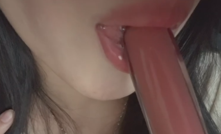 觉觉不困  口腔音，深喉舔口红娇喘轻语 1V103M百度盘