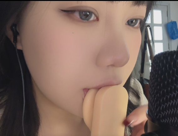 夜猫子 舔假耳朵 1V528M百度盘