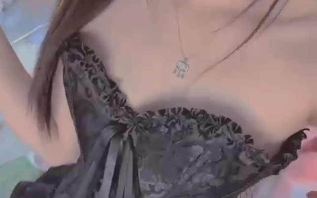 极品抖音网红 身材顶级 吊带黑丝 黑色抹胸裙  水晶棒插嫩逼 1V27M百度盘