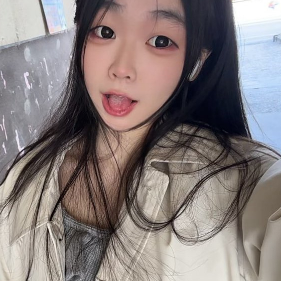 2025年5月最新流出，售价万元，上海05年大二反差女友，【小朵】付费福利，漂亮小姐姐粉嫩多汁，欣赏价值极高