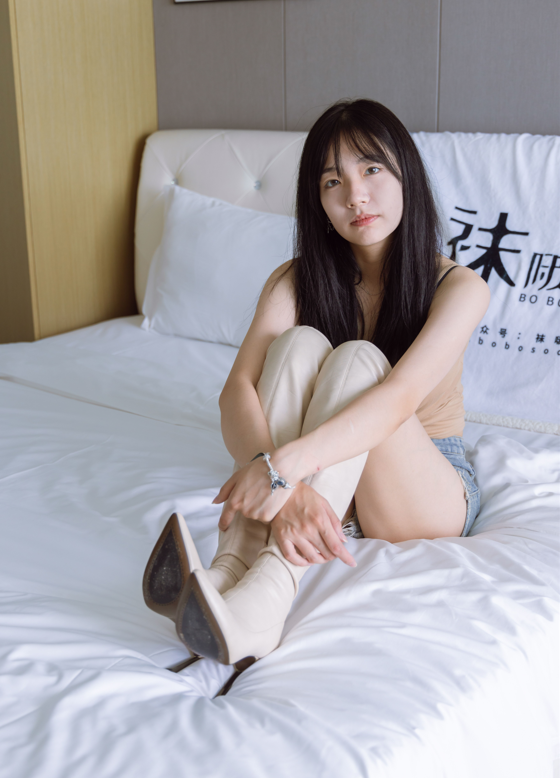 [BoBoSocks袜啵啵] NO.441 小甜豆 - 高跟长靴、白棉袜、裸足（花絮版）【179P1V1.5G】