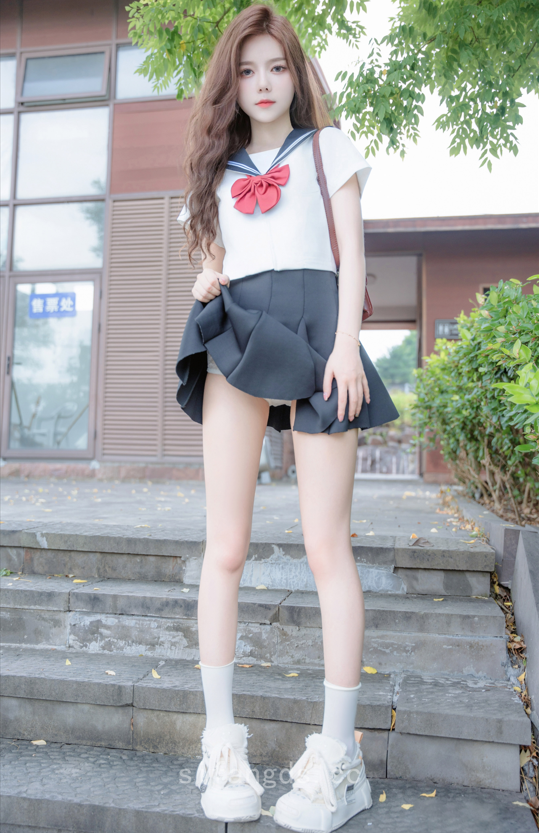 秀人新人首套露点~高颜值美乳嫩逼学生装 拍黄瓜girl 大尺度视图 【99P2V1.43G】