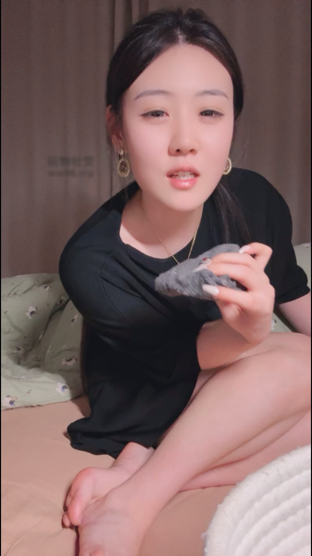 玩物直播夏主-20250321 红绿灯：贤妻把绿帽老公和他妈都调成贱狗（上）【1V】【678MB百度云】