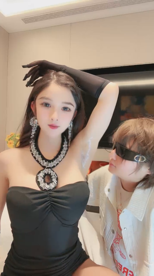 玩物直播一诺大小姐-2025-03-30 制服闺蜜【1V】【488MB百度云】