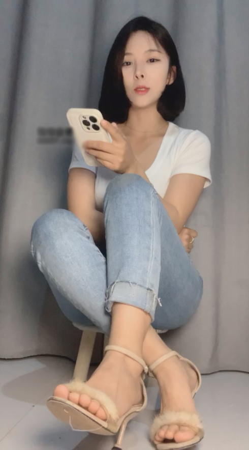 玩物直播河南苏苏-2025-04-07 第-视角红绿灯绿帽美脚玉足脚底倒计时【1V】【354MB百度云】
