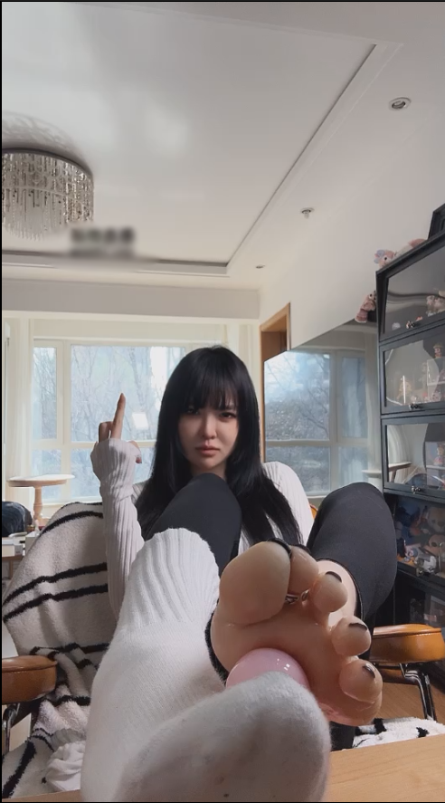 玩物直播安晴-红绿灯 模拟足交诅咒你妈【1V】【477MB百度云】