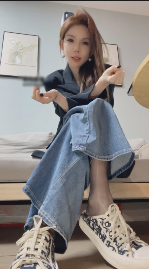 玩物直播欣妍-2025-04-03第一视角黑丝脚底：红绿灯裤里丝纵享丝滑【1V】【817MB百度云】