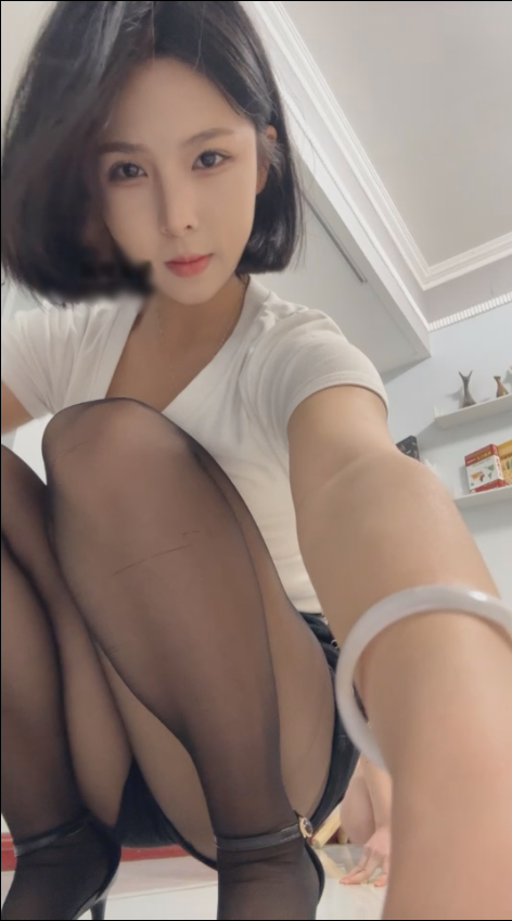玩物直播河南苏苏-2025-04-08 坐脸口舌黑丝高跟鞋臀榨第-视角调教室息踩踏【1V】【933MB百度云】