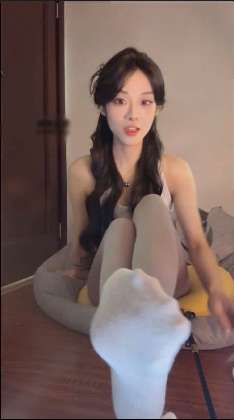 玩物直播不知名美女-2025-04-07 第一视角白袜裸足脚底高强度连榨四次盯射【1V】【622MB百度云】