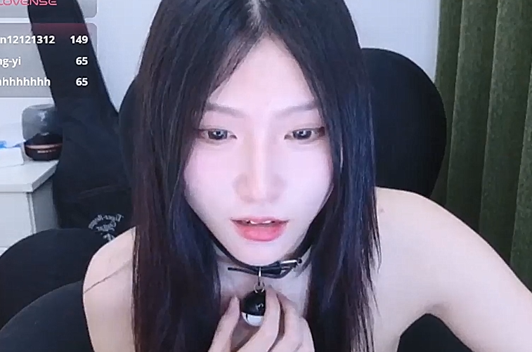 新高挑长腿女神Rainybaby大尺度露三点，脸穴同框，小粉塞穴自慰