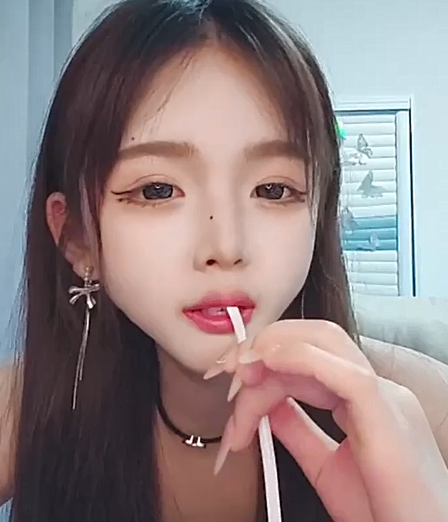 -高颜值白富美，抖音网红女神【小馋猫】还是下海了，美到爆究极反差，诱人裸舞，脸穴同框自慰喷水