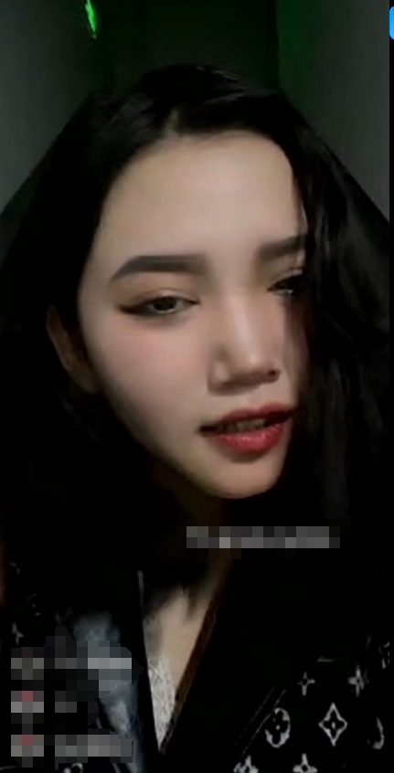 （补）主播-yiduiyi666不知名网红现场直播，小区内散步露出，勾引路人，楼道内深喉1v700mb