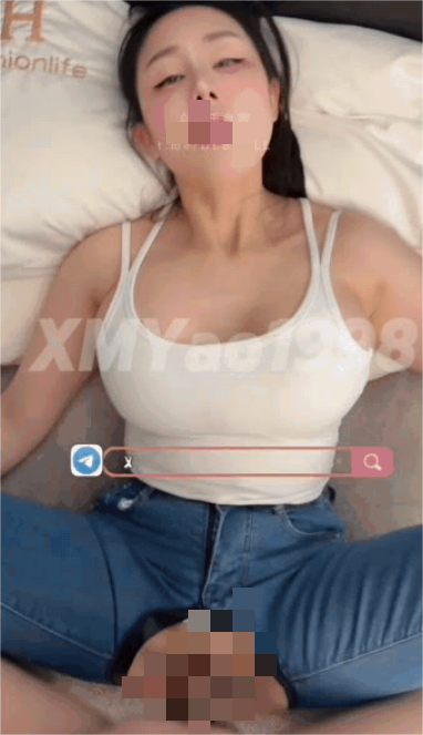 ✨推特性爱大师95后绿帽情侣美腿女王「汐梦瑶」，老公为了升职，将穿着开档牛仔裤的老婆出卖给老板，成为清理别人包皮垢的机器[900M