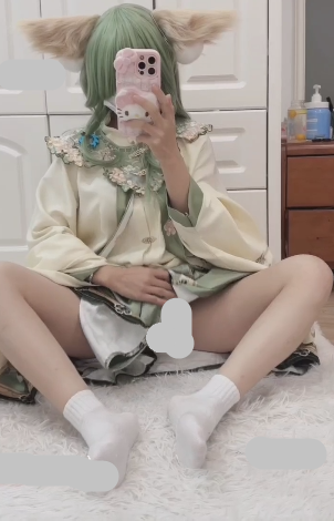 穿cos服对镜自拍 诱惑白色短袜 小手掰开嫩逼 抱着大腿往前顶胯 模拟被你抽插调教 1V103M百度盘