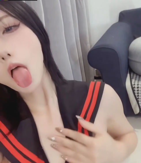 红色绑带水手服 勒住两个奶子 自录抠逼过程 对镜展示身材 1V163M百度盘