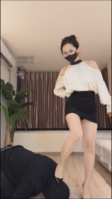 玩物直播晚晚-20241208再次玩弄骚🐶前男友（香水）【1V】【983MB百度云】