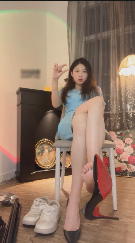玩物直播佳佳-250521 脏棉袜高跟羞辱【1V】【617MB百度云】