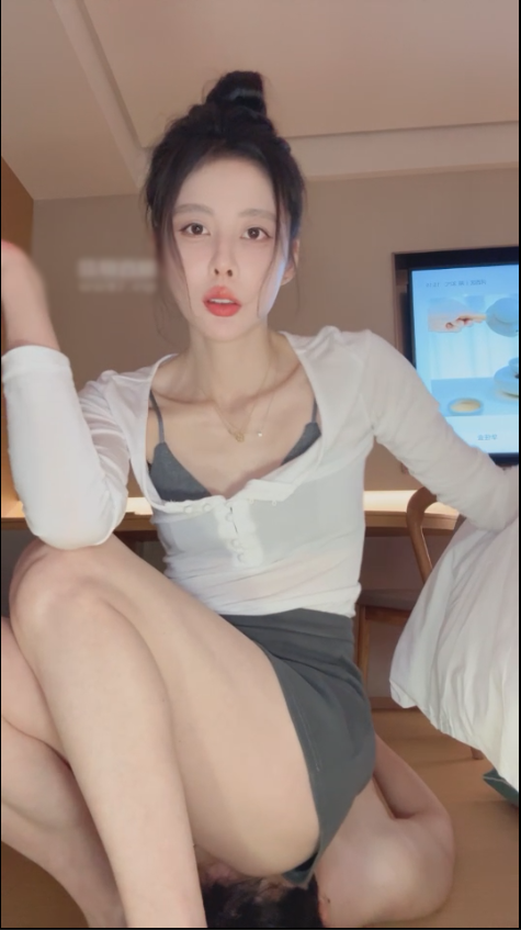 玩物直播狸狸-调教虐乳舔脚踩【1V】【1.01G百度云】
