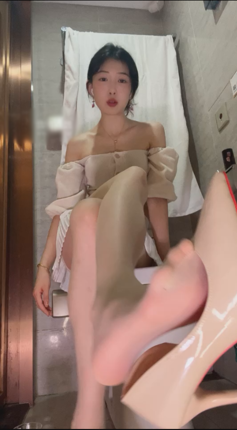玩物直播佳佳-250604 厕所肉丝调教【1V】【630MB百度云】