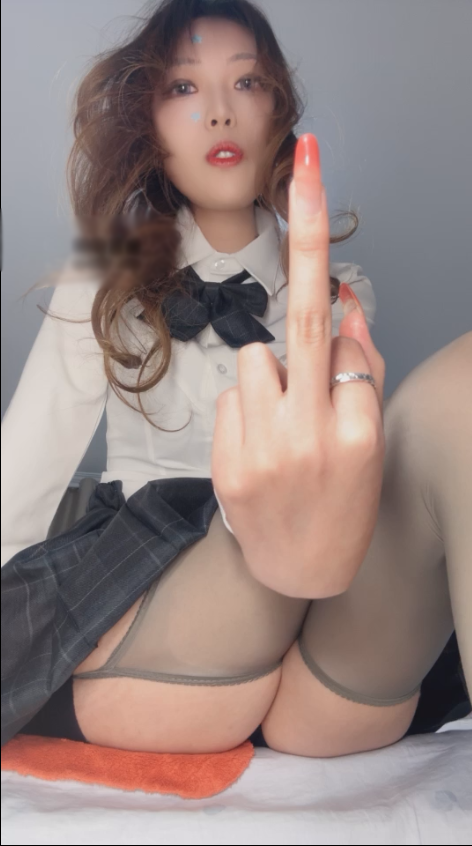玩物直播酒鸽-2025-04-12第一视角红绿灯：厚灰丝jk巨人盯射口水atm【1V】【649MB百度云】