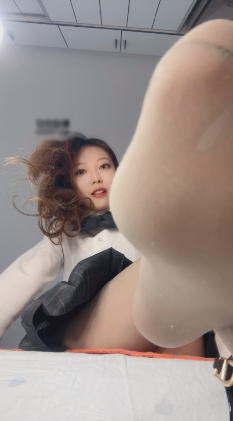 玩物直播酒鸽-2025-04-12第一视角红绿灯：厚灰丝jk巨人盯射口水atm【1V】【649MB百度云】