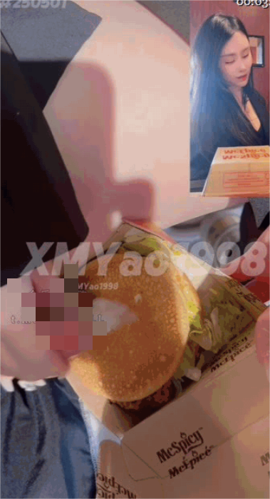 ✨推特性爱大师95后绿帽情侣美腿女王「汐梦瑶」《精液小汉堡》，去麦当劳餐厅现场制作！还有一个女生正对着我们坐着，一直偷看…[551M