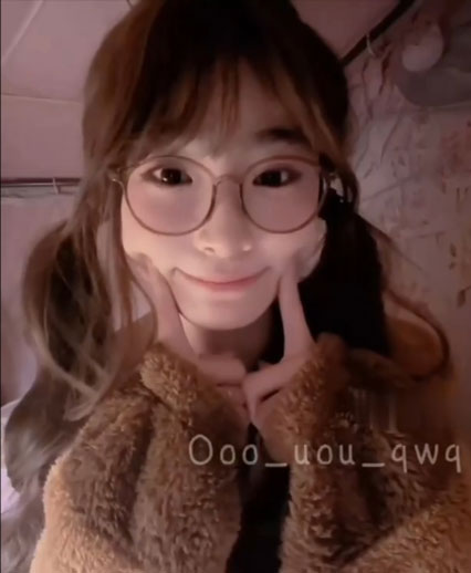 可爱的眼镜娘萝莉米妮，萌出血了！124m