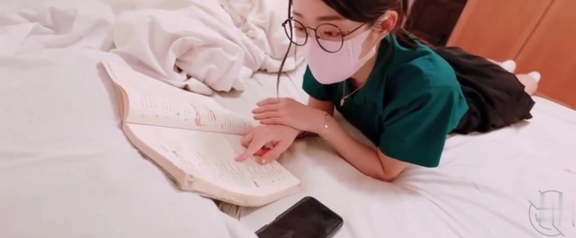 【海角社区】漂亮女儿考试前夜复习,爸爸按捺不住来了一发,女儿生气娇慎,干扰我学习 - 奶子即正义 【1v132MB】