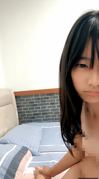1013 蝴蝶逼学妹露脸一个人在家直播赚学费，听狼友指挥大秀直播揉奶玩逼掰开看特写，手指插入浪叫呻吟精彩别错过