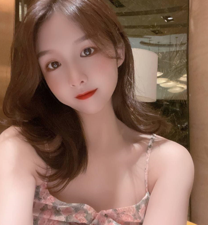 白开水 淫荡反差女教师自慰露出一绝，表面正经，私下无人极度反差