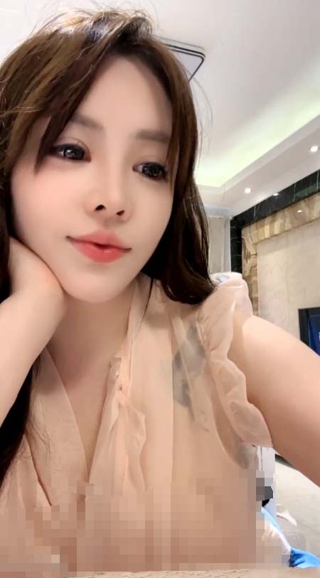 942 完美颜值巨乳女神『炸土豆』自慰喷水大秀