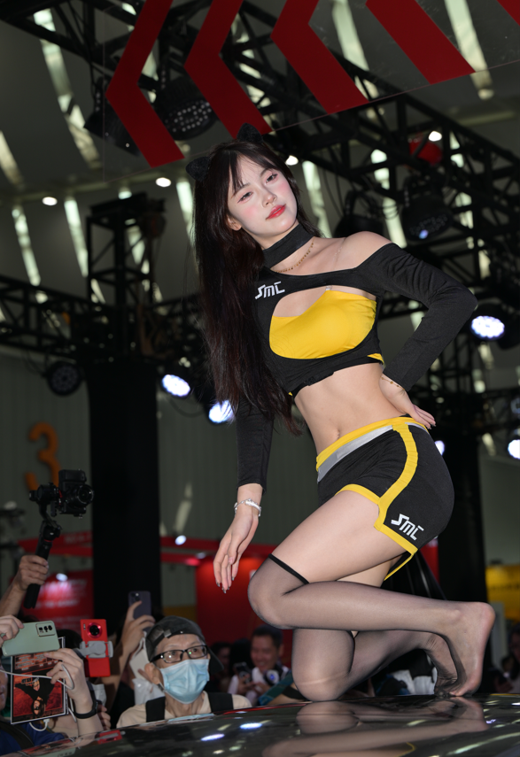 网红车模【克罗拉】车顶上的黑丝美女 美脚特写 【95P2.15G】