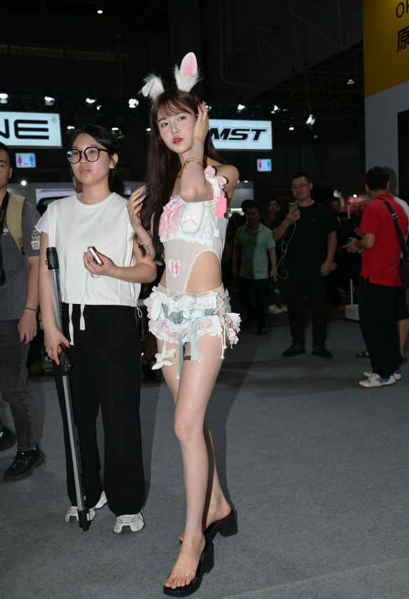 网红车模【克罗拉】 超短牛仔裤兔女郎 美腿玉足 可爱性感 【101P2.12G】
