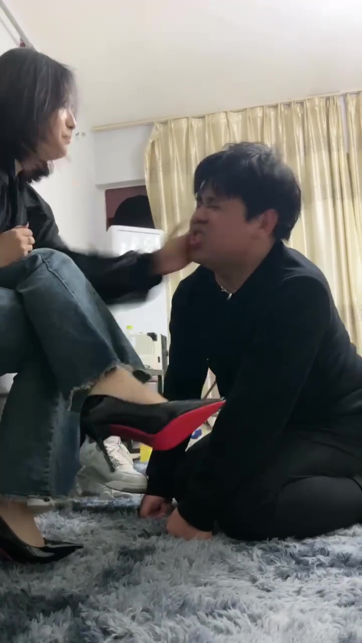 足控萝卜双女暴打贱狗耳光脸都打肿了1v800mb