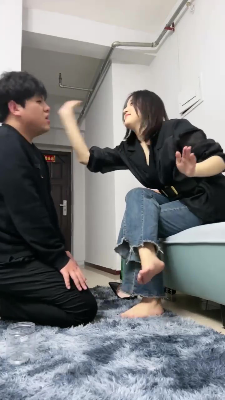 足控萝卜双女暴打贱狗耳光脸都打肿了1v800mb