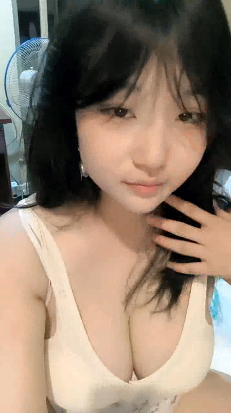 1652 吊钟大奶黑丝露脸极品宝贝镜头前让狼友调教，淫声荡语听狼友指挥揉奶玩逼道具抽插，乳交假鸡巴奶子乱甩真骚