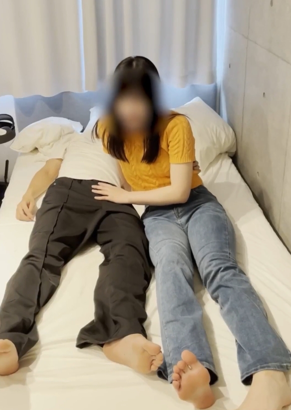 no.3227 黄色毛衣牛仔裤的极品学生妹 白嫩玉足激情啪啪【218mb】