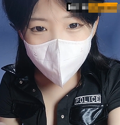 新下海的学妹，【害羞的小绵羊】，难得啊，露脸了，黑丝真空，水汪汪的穴真不错！