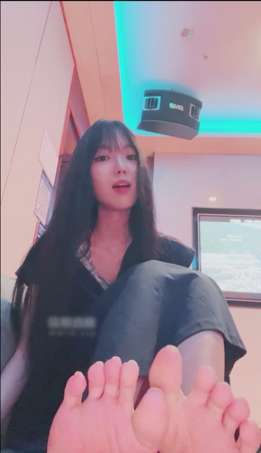 玩物直播女神mio-250806 第一视角-ktv控吸香水羞辱流【1V】【724MB百度云】
