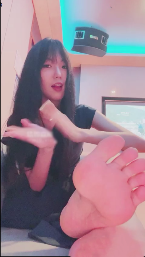 玩物直播女神mio-250806 第一视角-ktv控吸香水羞辱流【1V】【724MB百度云】