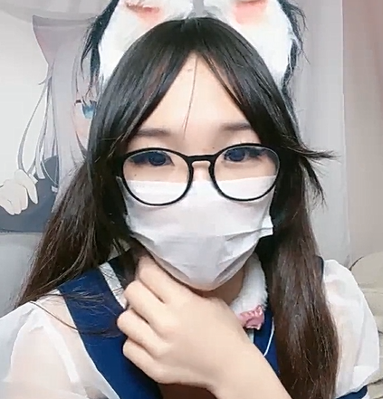 眼镜学妹JK丝袜一字马【困困兔吖】舞蹈功底很强 身体柔韧，妹子娇瘦穴特大！道具狂插