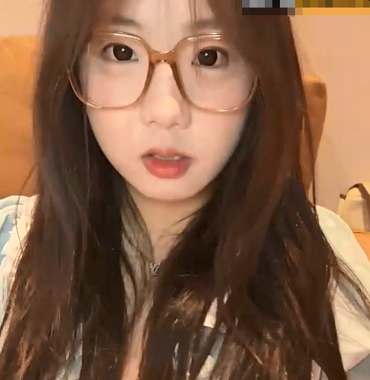 stripchat平台的人气女神，19岁学生妹，【Olivia】，童颜巨乳，高潮狂喷水，跟个水龙头一样，震撼刺激，屌爆了！