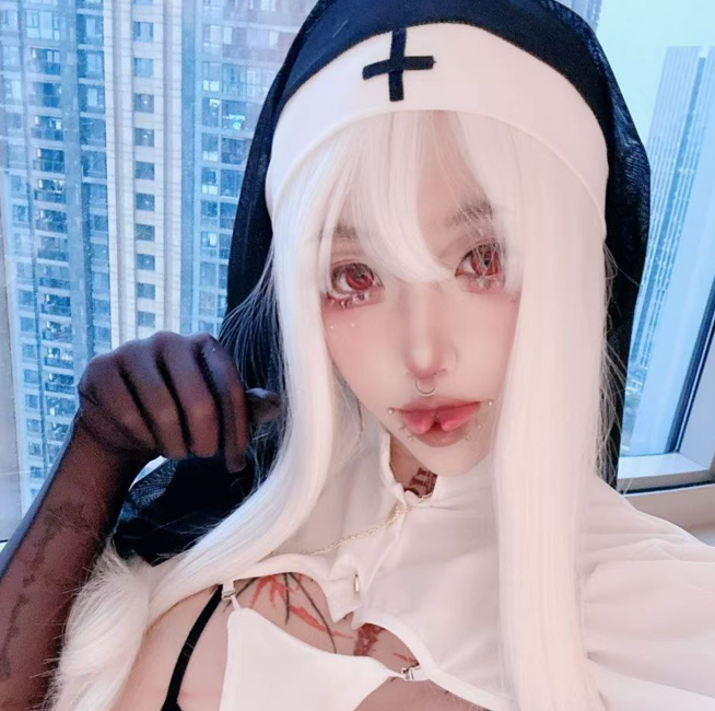 我要逃避现实世界 高颜值巨乳顶颜coser，超级反差分舌乳钉阿黑颜，大尺度自慰写真福利
