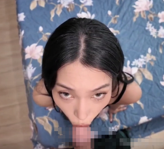 Miuzxc趁女友妈妈睡觉的时候偷偷摸摸进她房间做爱1V1400mb