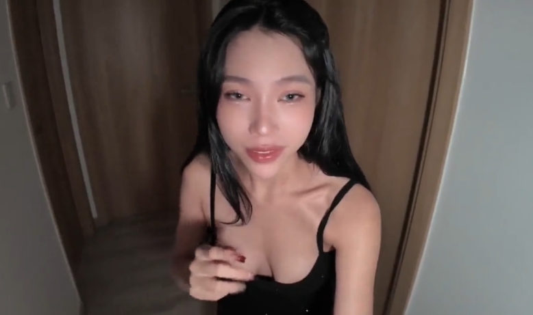 Miuzxc趁女友妈妈睡觉的时候偷偷摸摸进她房间做爱1V1400mb